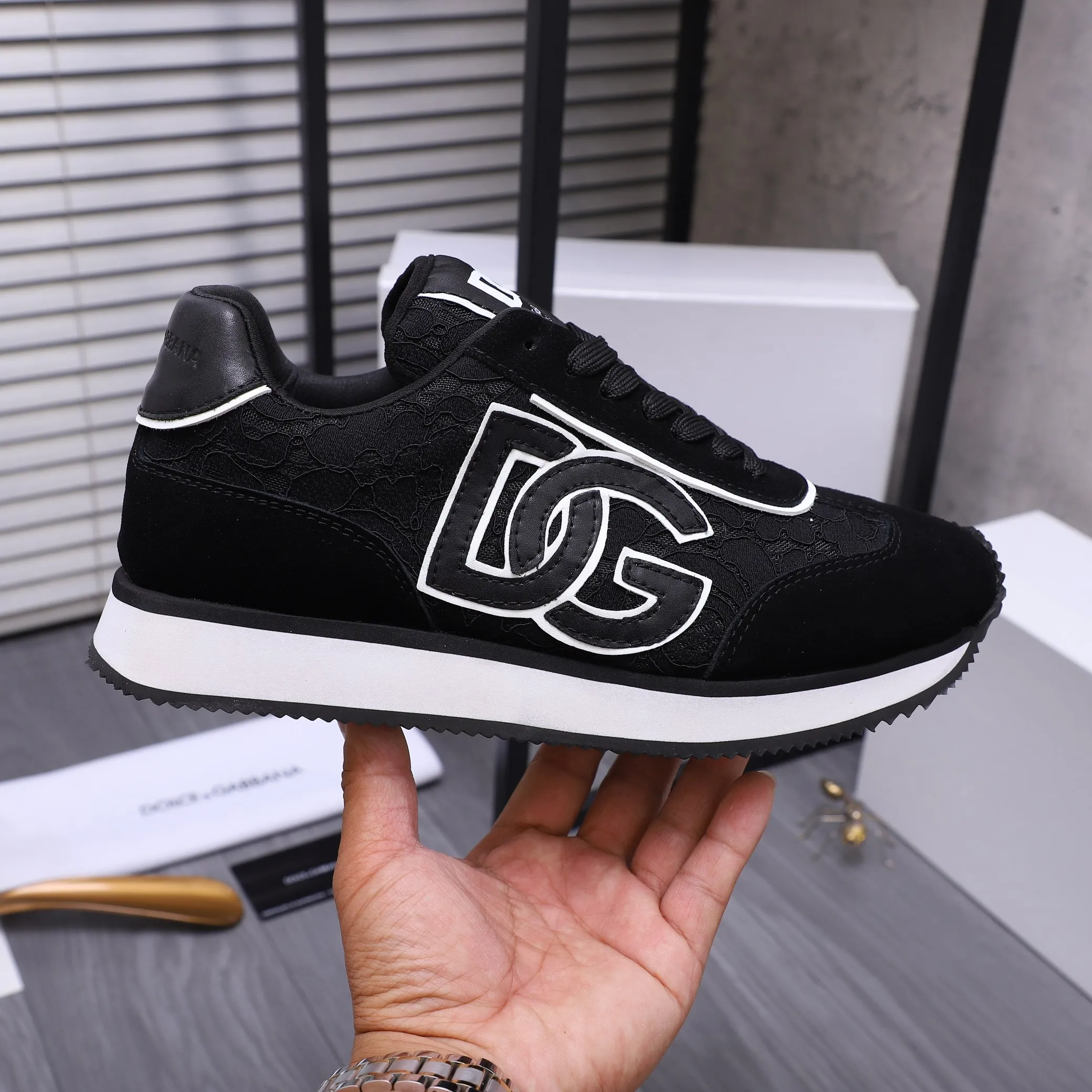 Men's shoes 💰460 Product trademark: DG (Dolce & Gabbana) casual shoes for couples. Regular size: 35-46 (45.46 is custom-made and non-refundable) Product materials: Selected frosted cowhide stitching breathable woven upper, mesh lining, cowhide insole, original outsole